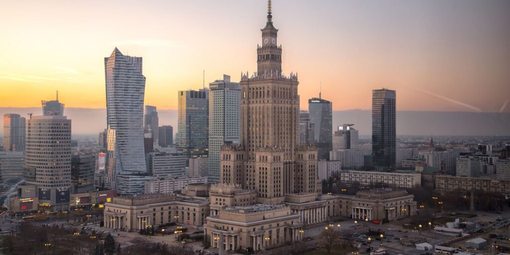Przedsiębiorca porównuje kredyt bankowy i private debt zabezpieczony nieruchomością